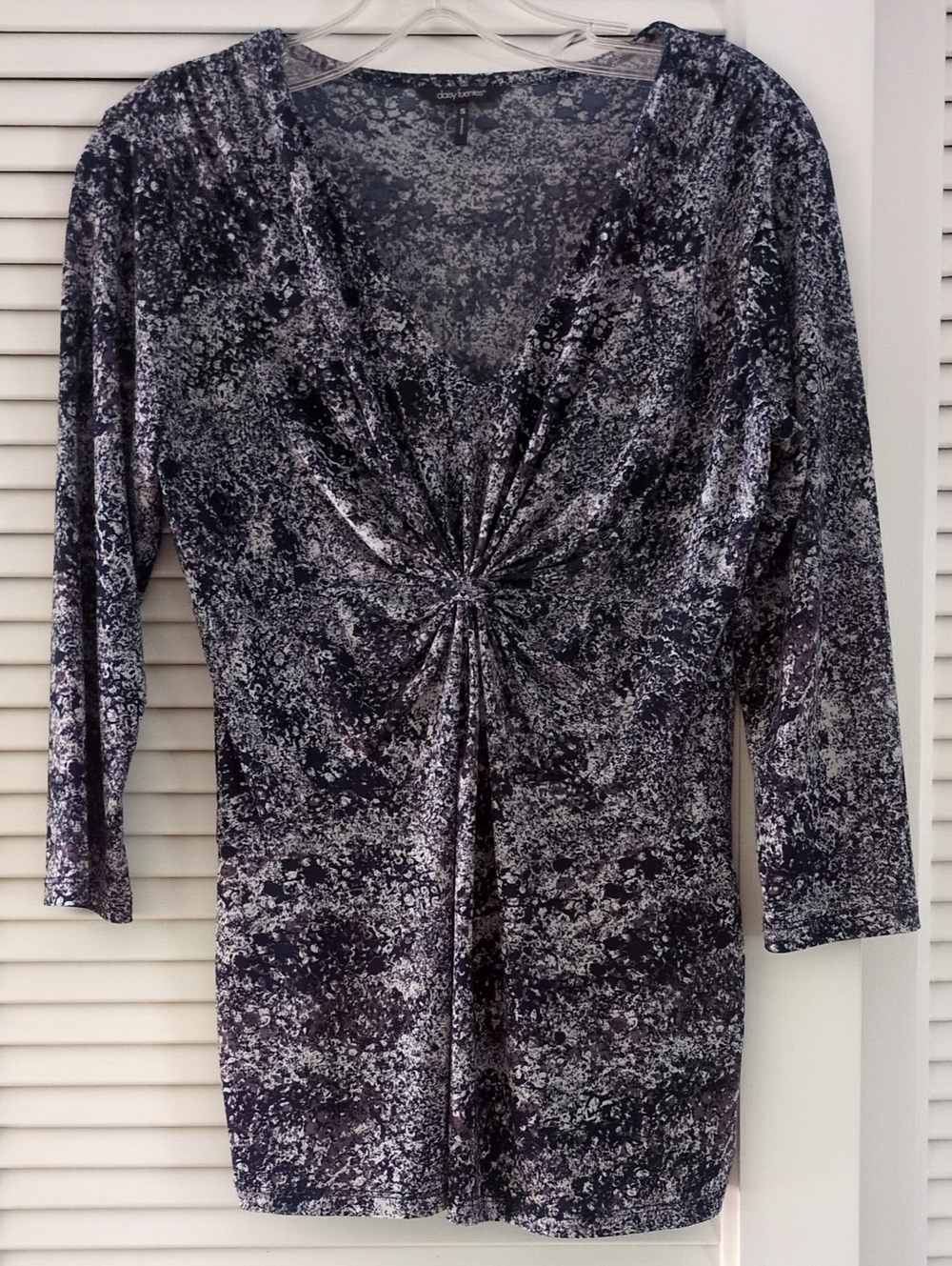 daisy Fuentes Twist-Front V-Neck 3/4 Sleeve Blouse Top. Size S. Navy/Plum
